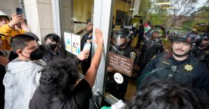UCLA Protestocuları Polis Yerleşmeden Önce Kamp Kuruyor ve Binayı İşgal Ediyor