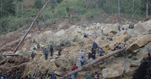Yetkililer, Papua Yeni Gine'deki toprak kaymasının 2.000 kişiyi gömdüğünü söyledi