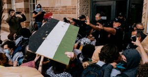 UCLA'da Filistin yanlısı protestocular polisle çatıştı