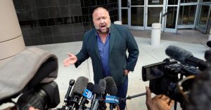 Yargıç Alex Jones'un Kişisel Varlıklarının Satışını Emretti, Ancak Bilgi Savaşlarını Sürdürdü