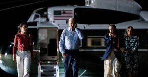 Biden'ın Ailesi Camp David'de Toplanırken Ona Mücadeleye Devam Etmesini Söylüyor
